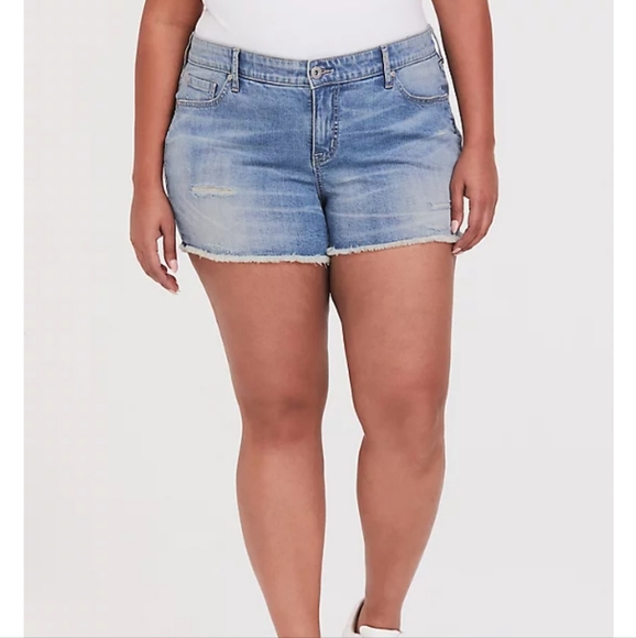 🔶 Torrid distressed denim shorts #129 - Picture 2 of 9